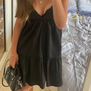 Svart kortklänning - Snygg svart kortklänning med v-ringad hals och volangdetaljer. Populär och säljs ej längre på Zara❣️as najs i sommar 