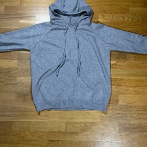 Grå hoodie - Säljer då den inte passar den passar 160–170