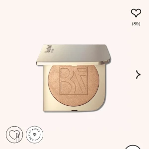 Highlighter från BeautyAct - Elegant highlighter i en lyxig kompakt förpackning med spegel. Den har en varm, gyllene ton som ger en strålande lyster. Perfekt för att framhäva kindben och andra ansiktsdrag. Är i färgen ”Special Occasion” och produkten är använd ca 10 gånger.🩷