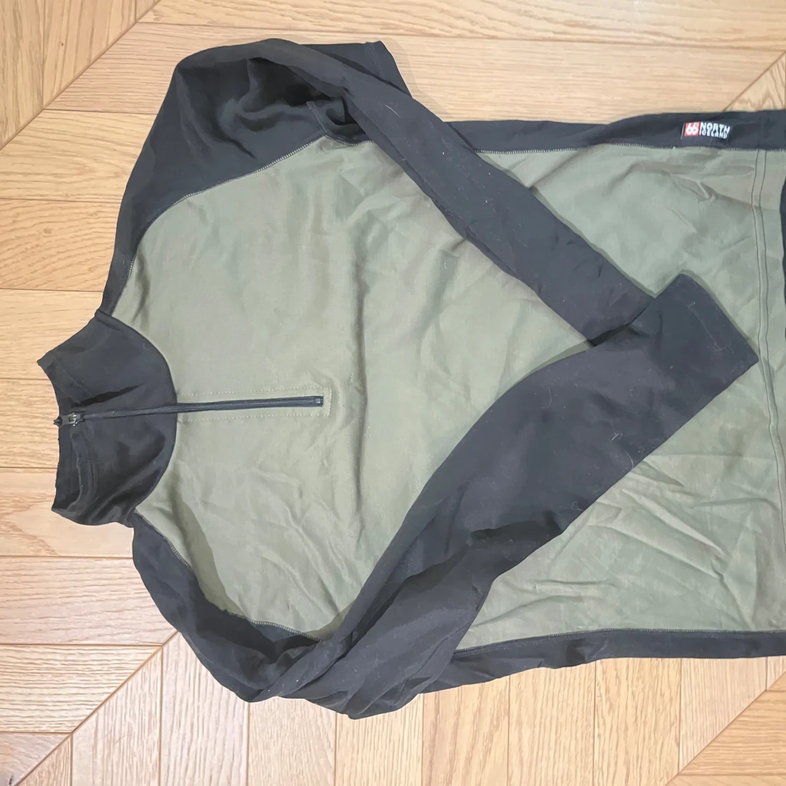 Grön och svart tröja från 66 North - 90