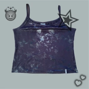 Cool funky tröja - Asfet crop top thriftad från Humana second-hand i storlek 40/L. Svart med skimriga detaljer. Originalpris: 90 kr. Endast använd ett fåtal gånger. Läs bion innan köp. 