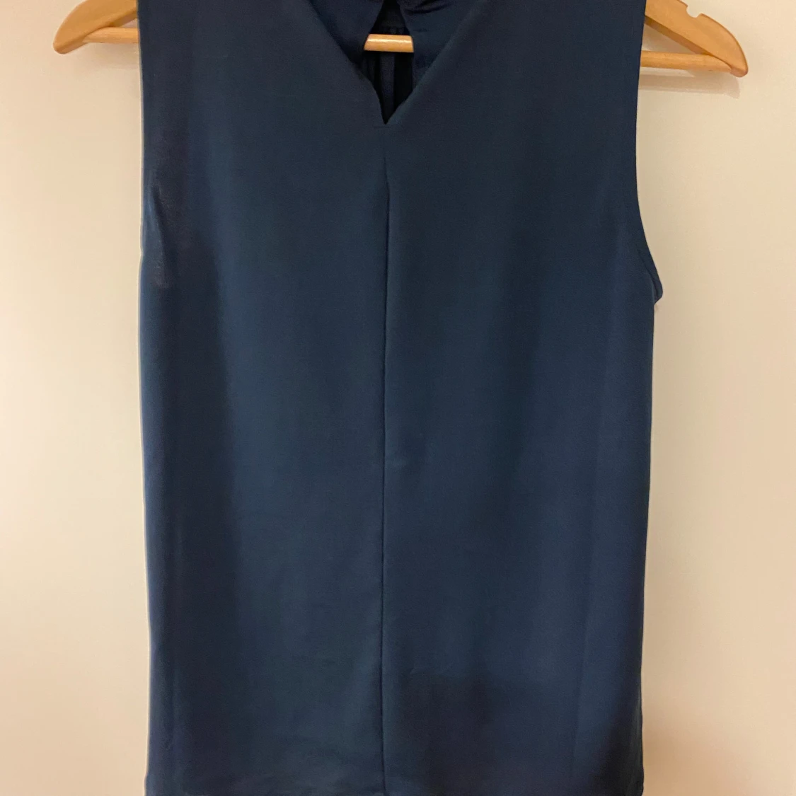 Mörkblå ärmlös topp - 90