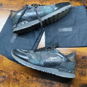 Valentino Rockrunner - Feta Valentino Rockrunners i bra skick | Storlek 41 | Dustbags medföljer | Liten defekt i bakre hålen men inget som märks vid användning | För fler frågor kom PM🗻