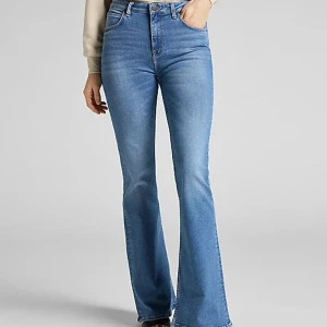 Bootcut jeans från LEE - Ett par fina blå bootcut jeans med en medelhög midja från LEE. Storlek W25 L31, säljer pga att dem är lite stora. Kan visa fler bilder💞Priset kan diskuteras! (Två första bilderna lånade)