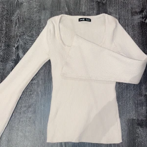 Beige ribbad tröja från Shein - Säljer en stilren beige ribbad tröja från Shein. Tröjan har en rund halsringning och långa ärmar, perfekt för en avslappnad look. Passar bra till både jeans och kjol. Skicka ett meddelande vid intresse!