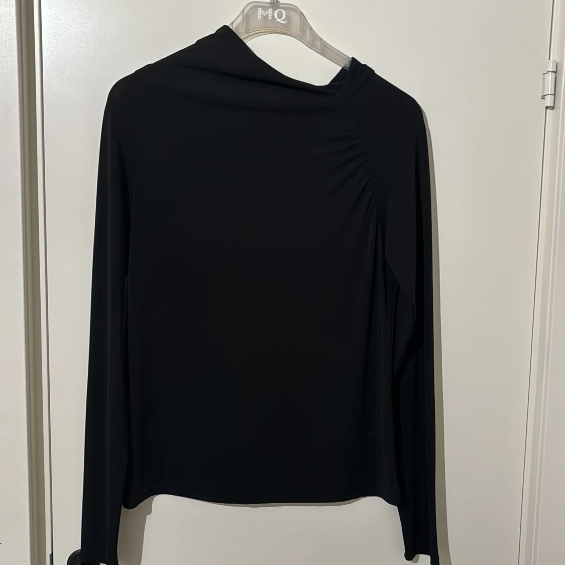 Svart långärmad topp från Visual Clothing Project