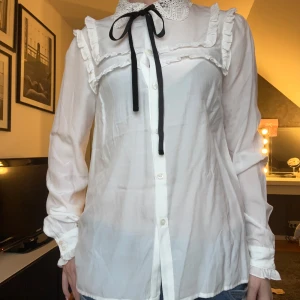 blus frpn lindex - en blus från lindex, oanvänd och prislapp kvar. supervacker skjorta med små detaljer på, finns samt ett svart snöre runt kragen son går att ta av.❤️ pris får att diskutera 🌸
