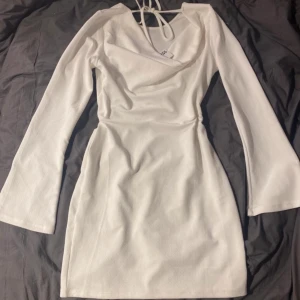Vit klänning - Supersnygg vit klänning ifrån Lager 157 💕 Nyskick, prislappen sitter kvar på. Knytning och ”draperat” tyg, sitter jättesnyggt på! ”Utsvängda” armar, se bilder för mer information 💗 Perfekt studentklänning? 