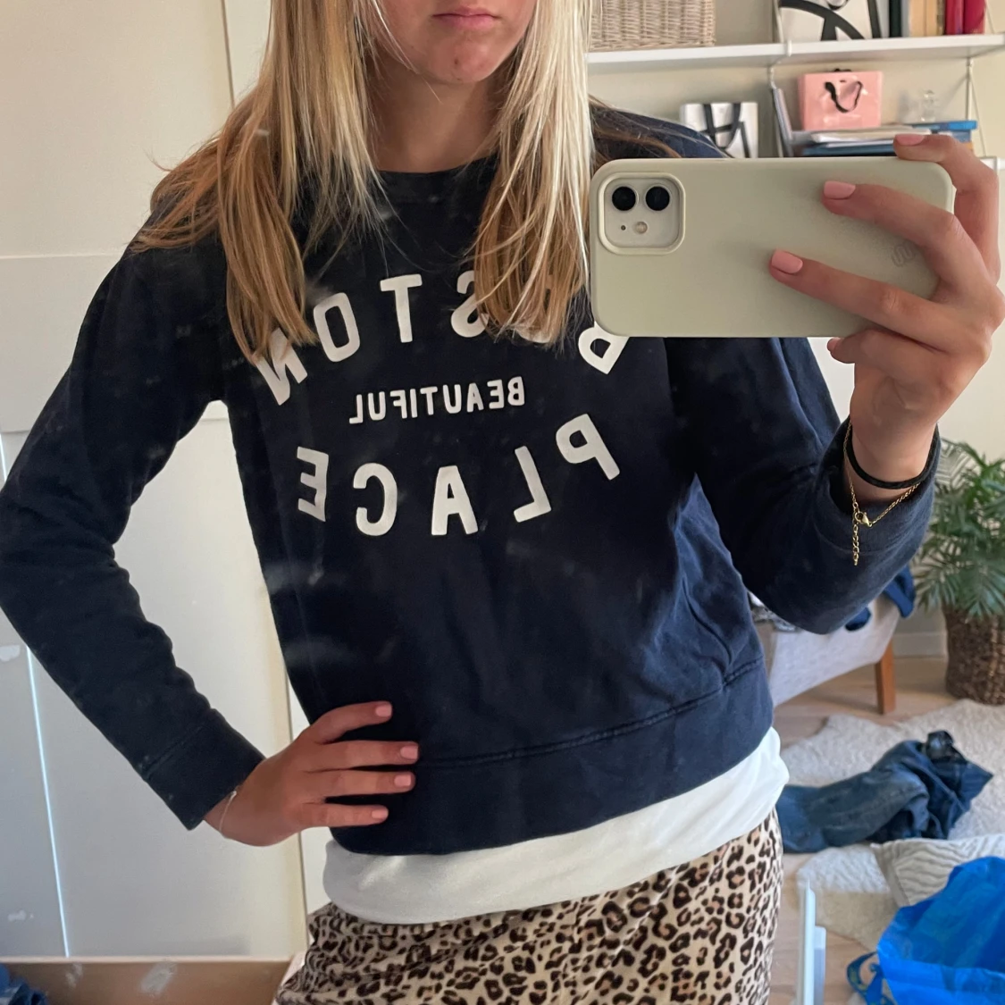 Mörkblå sweatshirt med tryck