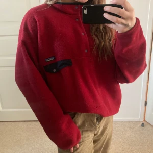 Patagoniafleece - Vintage fleecetröja från patagonia i gott skick, några små mindre märken framtill (se bild). Jag som är S/M har bärt den oversize.