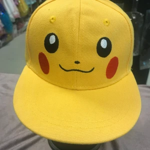  Pikachu / Pokémon Barn Keps  - Säljer en cool gul keps med Pikachu-motiv framtill. Kepsen har en justerbar rem baktill för perfekt passform. Perfekt för Pokémon-fans!  Stlk kvar 3-7år och 8år +  115kr/st , finns fler kvar, sammafrakt     Helt ny 