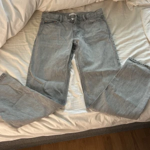 Low waist jeans  - Low waist jeans från Gina i färgen grå, storlek 36. Modellen Low straight, fint skick säljes då dom blivit för små. 