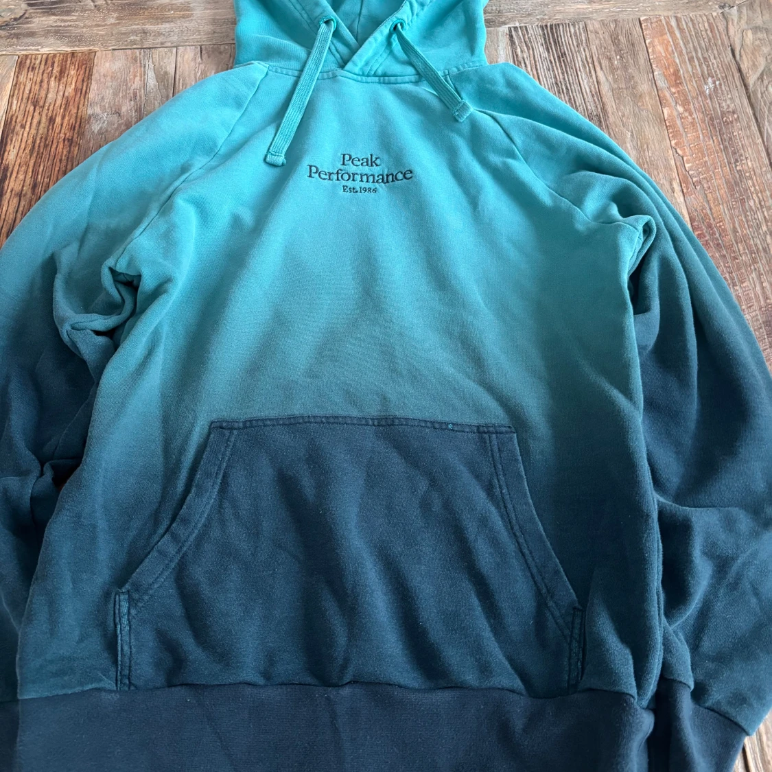 Grön hoodie från Peak Performance