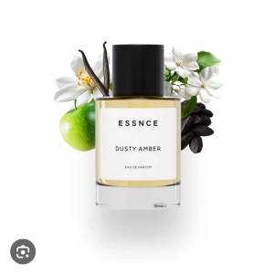 Essnce Dusty Amber Eau de Parfum - Letar du efter en doft som kombinerar elegans och mystik? Dusty Amber från Essence är en varm och förförisk parfym med inslag av mjuka ambertoner och en touch av sensuell sötma – perfekt för både vardag och fest!✨                                🌟 Doftnoter: Djup amber, mild vanilj och en hint av träiga nyanser.                                                           🌟 Skick: Väldigt bra, använd ett fåtal gånger.        Gillar du carolina herreras good girl så kommer du älska denna!