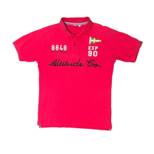 Röd pikétröja från Altitude Co. - Snygg röd pikétröja med tryck och broderade detaljer från Altitude Co. Tröjan har korta ärmar och en klassisk krage med knappar. Perfekt för en avslappnad stil.