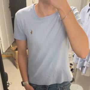 Ljusblå t-shirt från Ralph Lauren - Säljer en ljusblå t-shirt från ralphlauren i storlek S då den inte passar mig. Modellen på bilden är 187cm lång och väger 71kg. Skulle säga att den är lite för kort på mig och skulle förmodligen passa någon som är 178-184cm lång bättre. Tröjan har en slim fitt Modell. Pris kan gå ner vid snabb affär. Tveka inte på att skriva vid funderingar eller frågor🙌🤝✅