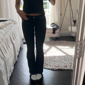 Lågmidjade jeans  - Snygga svarta bootcut jeans med låg midja. 