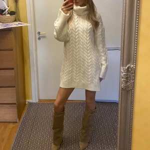 Stickad klänning - Super snygg stickad klänning från Bianca kollektion ! Perfekt till boots 😍oversize 