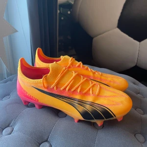 Puma Ultra Ultimate FG/AG Womens - Hej! Säljer dessa helt oanvända fotbollsskor från Puma. Säljer dom då dom tyvärr var för stora för mig. Modell: ULTRA ULTIMATE FG/AG Wn’s. Nypris: 2499 kr. 