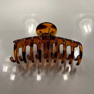 Brun hårklämma - Snygg brun hårklämma. Perfekt för att hålla håret på plats med stil, klämman har en klassisk design med starkt grepp! Köpt för 80kr!