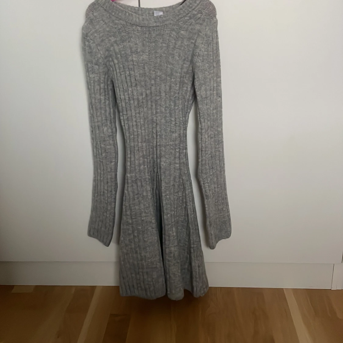 Grå stickad klänning - 91