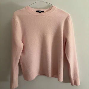 Ljusrosa tröja från Uniqlo - Säljer en ljusrosa tröja från Uniqlo i storlek S. Tröjan är långärmad och har en rund halsringning. Perfekt för en mysig och stilren look. Den är i kashmir och aldrig använd ! Nypris 1200kr . Säljer denna för 600kr. Skriv vid minsta fundering eller intresse!❤️
