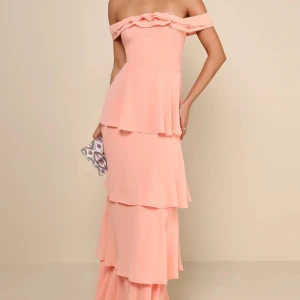 Rosa offshoulder klänning - Säljer min balklänning! I storlek xs men uppsydd några cm, passar mig som är 165💗 Nypris: 1800kr                      Priset går att diskutera!