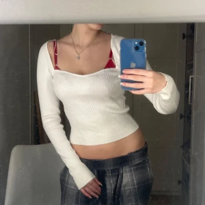 Vit ribbad tröja - Tröjan görs inte längre och är helt ny med prislapp. Säljer då den är för stor för mig.