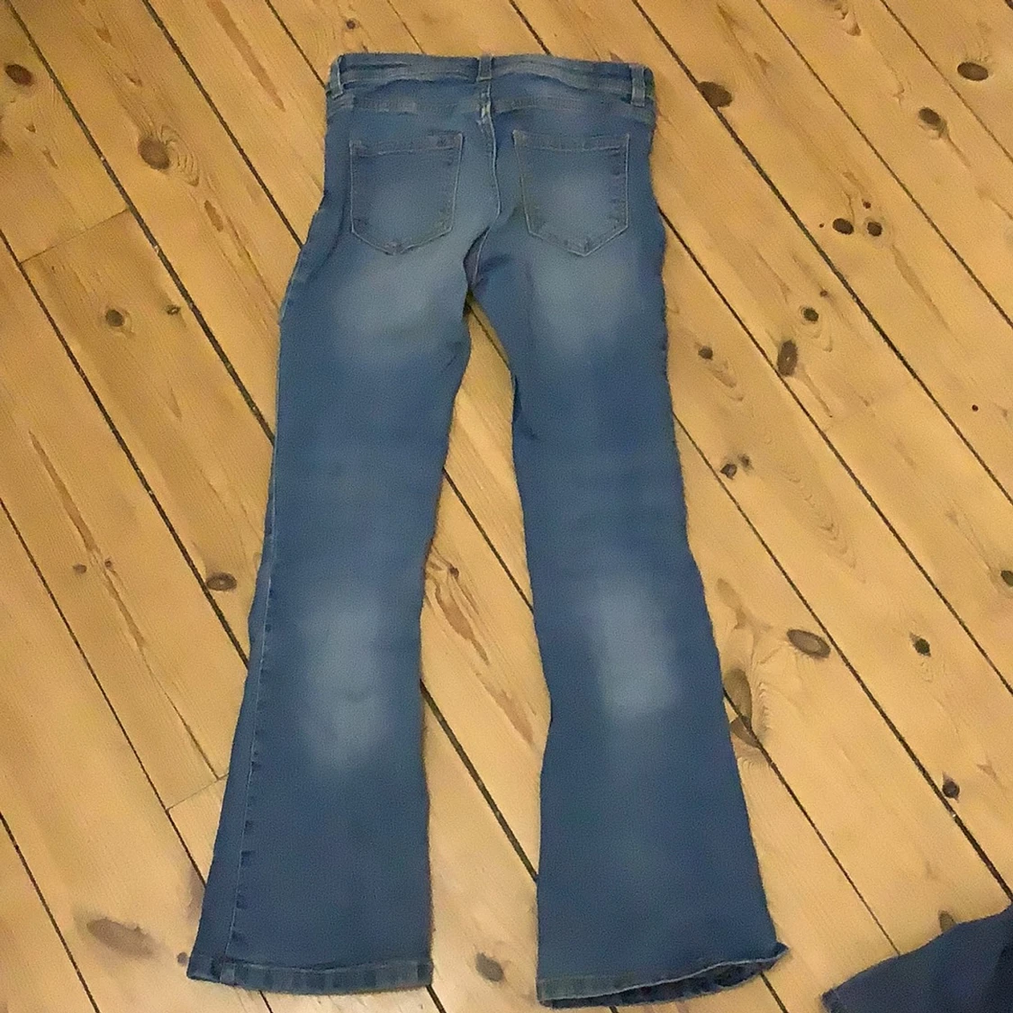 Blå flare jeans med utsvängda ben från H&M - 1