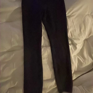 Svarta leggings - Säljer ett par svarta leggings från lululemon som är perfekta för en bekväm look. De har en tight passform och är gjorda i ett stretchigt material som ger bra rörelsefrihet.Perfekt för mig som har. Xs
