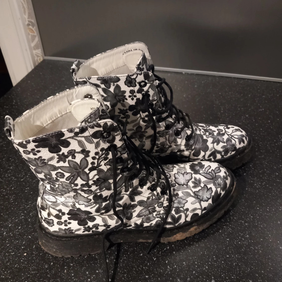 Svartvita blommiga kängor med snörning