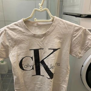 Calvin Klein t-shirt - Tjock t-shirt, jätte skön och tjockt o rikt material. Använder sällan. Köptes för mer än 300kr 