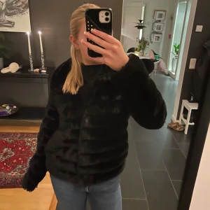 Svart pälsjacka - Snygg och trendig svart pälsjacka med långärmad design. Jag skulle säga den passa folk med XS/S i storleken! Skriv om ni undrar något eller för fler bilder🥰