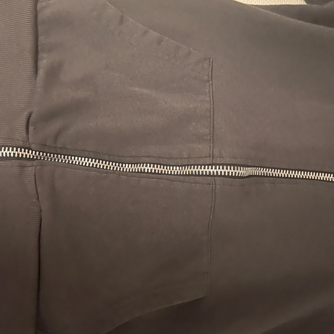 Svart hoodie med dragkedja  - 92