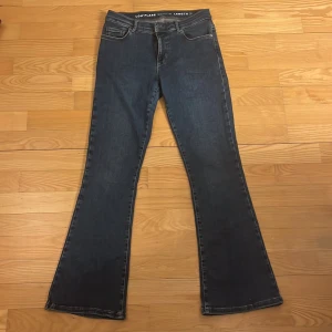 Blå bootcut jeans från Replay - Snygga blå bootcut jeans från Replay med låg midja. Perfekta för en avslappnad stil. Klassisk femficksdesign och bekvämt denimtyg.  OBS jeansen har haft ett hål som nu är igen sytt, märks knappt att de är sytt.