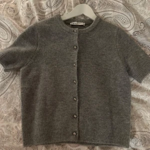 Söt topp från Zara  - En super fin stickad kofta från Zara! Jätteskön och väldigt trendig. Liten i storlek