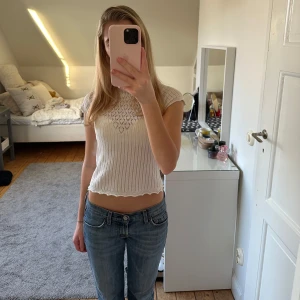 Vit zara topp - Jättesöt topp från Zara!🙌🏽 I storlek XS/S - Endast använd 2 gånger och är i mycket bra skick! 