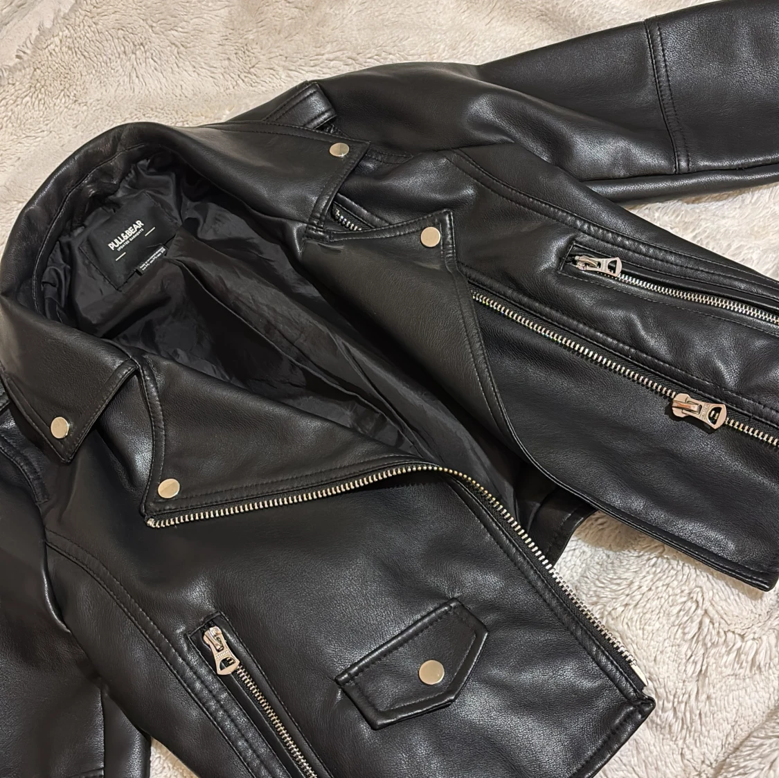 Svart ”skinnjacka” - 90