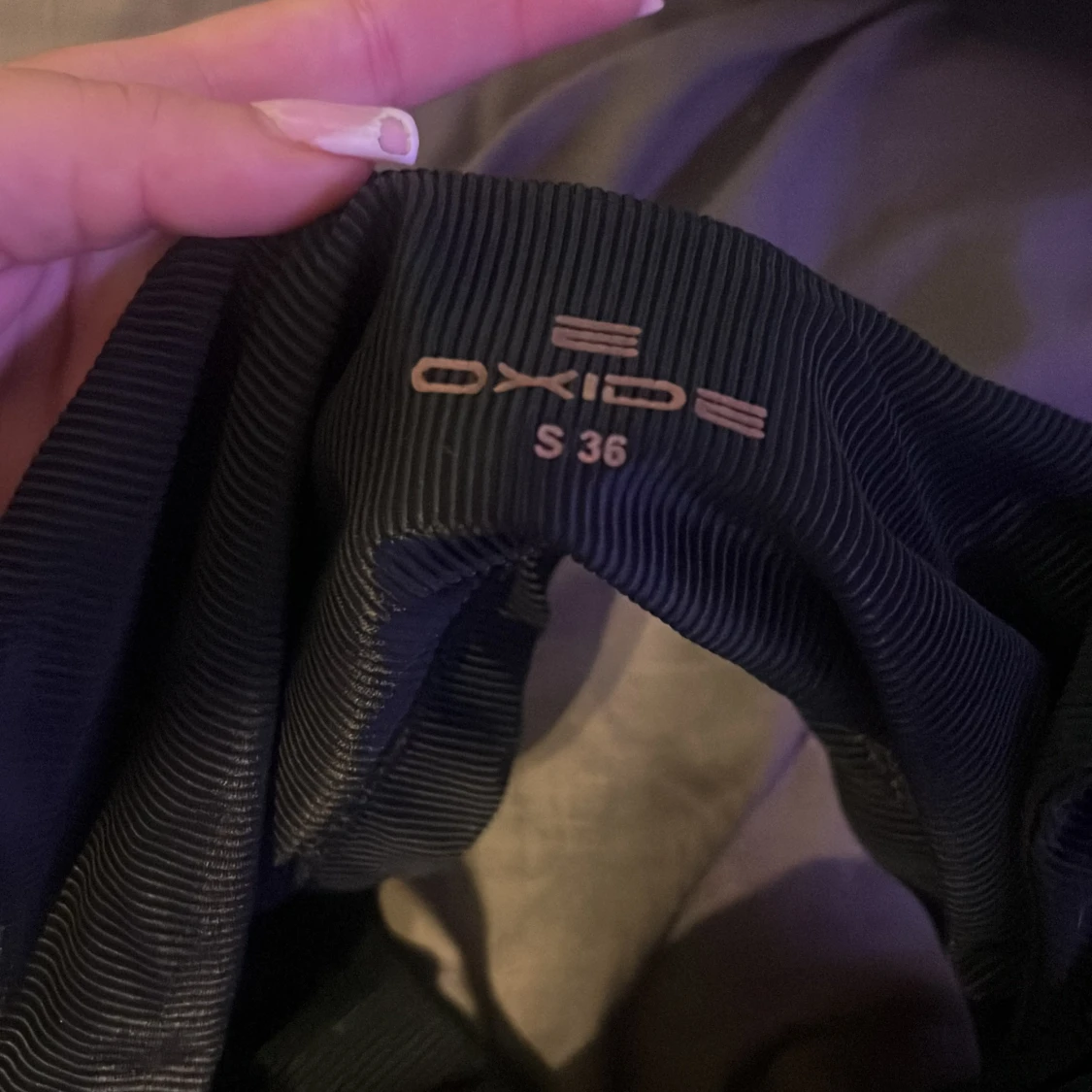 Svart ribbad linnetopp från Oxide - 91