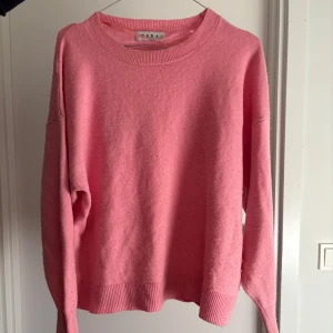 Rosa Kashmir tröja från Wera - Säljer en mysig rosa tröja från Wera. Tröjan har en rund halsringning och ribbade muddar vid ärmslut och nederkant. Den ör i kashmir men inte säker om den är 100% kashmir .  Väldigt cool färg. Köptes från Wera men kommer ej ihåg priset. Säljer för 250kr❤️skriv vid intresse eller funderingar. Storlek M!