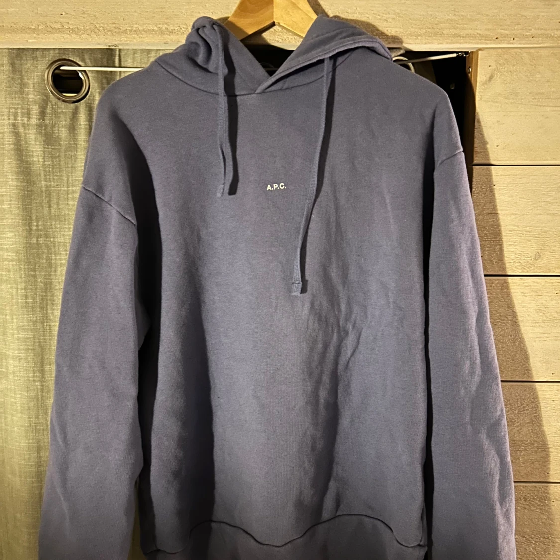 Mörkblå hoodie från A.P.C.