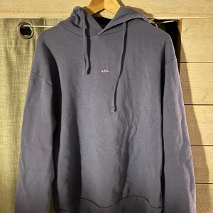 Mörkblå hoodie från A.P.C. - Snygg och stilren mörkblå hoodie från A.P.C. med en minimalistisk design.
