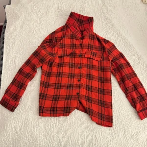 Röd och svart flannel skjorta - Snygg röd och svart flannel skjorta. Perfekt för en avslappnad stil med en touch av grunge. I storlek S. Aldrig använd. 