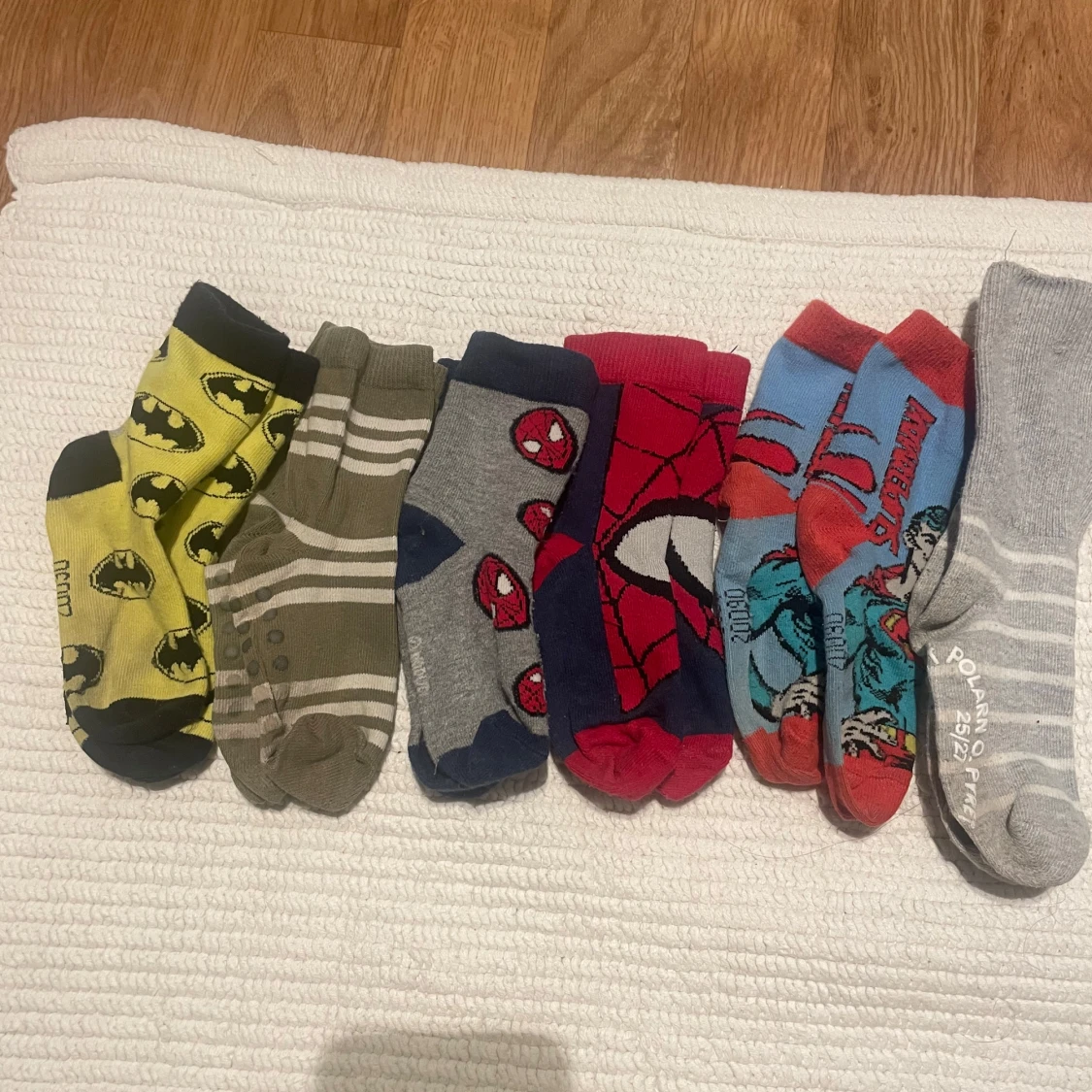 Färgglada barnstrumpor med superhjältetema