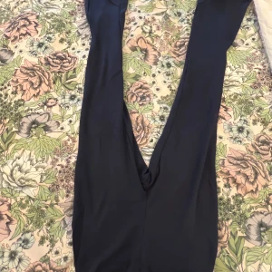 Svarta leggings - Storlek 32-34                                            Snygga svarta leggings i stretchigt material. Perfekta för en bekväm och stilren look. Passar till både vardag och träning. Likar väldigt mycket de som är från Gina. Använda fåtals gånger! Försmå nu! 