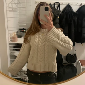 Stickad tröja  - Super mysig stickad tröja!! Perfekt till vinter o våren!! Tröjan har små tecken på användning vid ärmens slut därav priset.💓💓💓💓