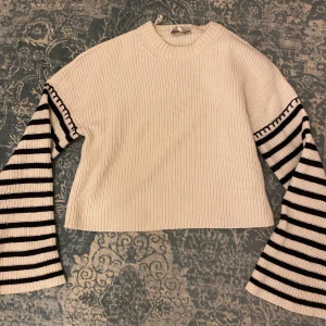 Stickad tröja randig - Så cool o snygg stickad tröja med vida randiga ärmar! Enda defekten är hålet i sidan (bild 5). Jag upplever inte att det syns när man har på sig den och det går garanterat att sy ihop, har bara ingen symaskin 😛 