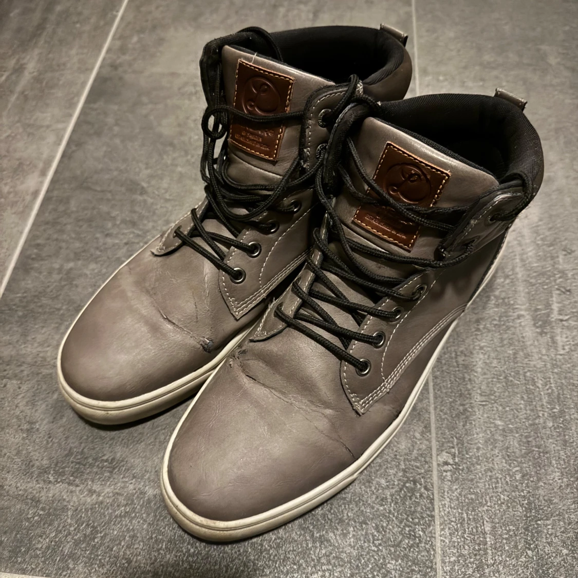 Grå vattentäta sneakers från Linear - 2