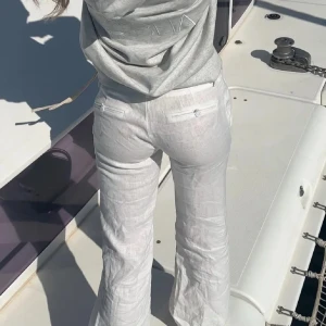 Alobha linnebyxor - Snygga vita linnebyxor med låg midja och en avslappnad passform. Perfekta för varma dagar med sitt lätta och luftiga material. Byxorna har två bakfickor för en stilren look. Säljer åt min syster