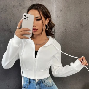 Shein vit hoodie  - Säljer en vit hoodie med dragkedja och texten 'Angel' i glittriga stenar på ryggen. (Tar bara emot Swish)